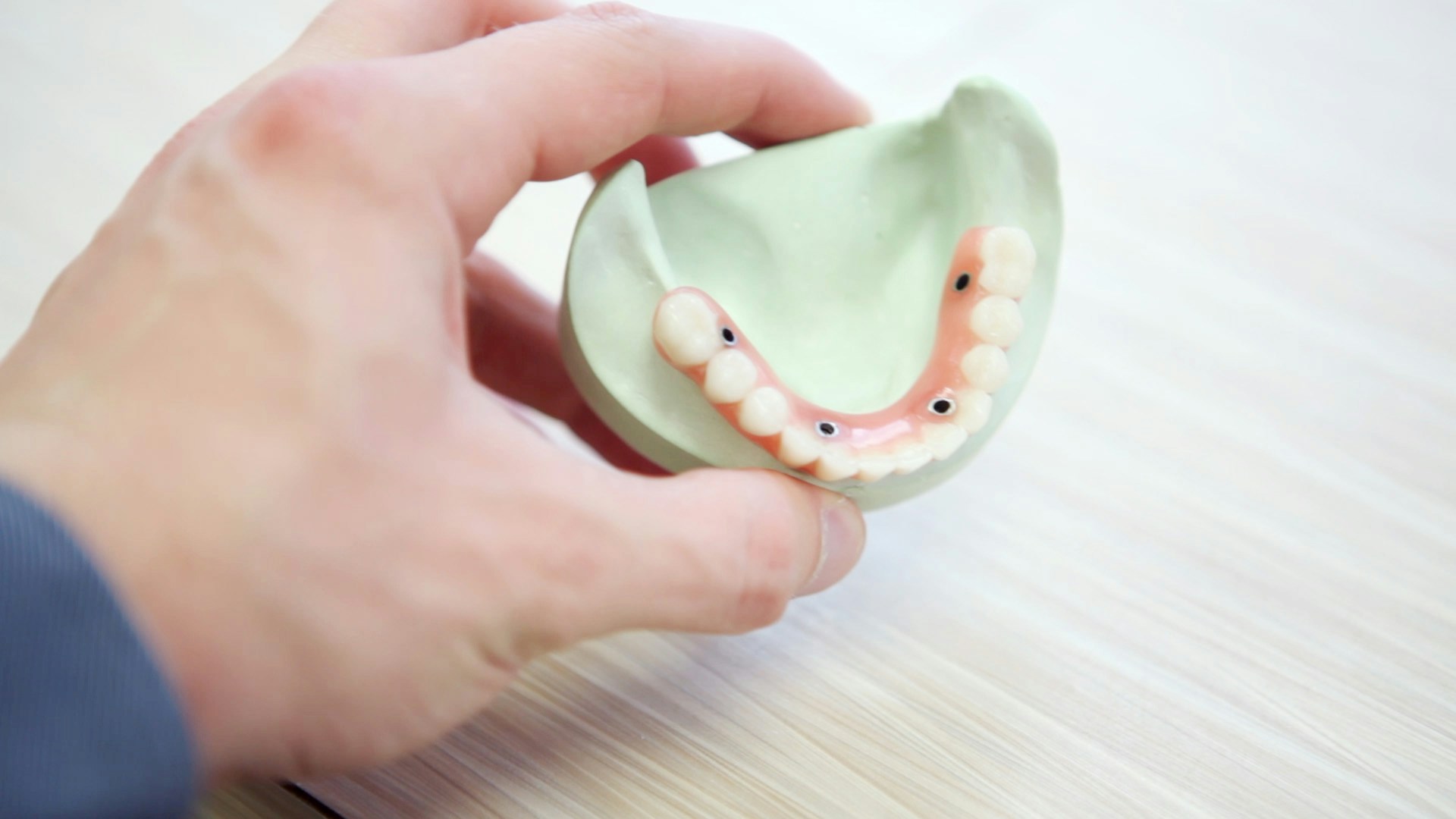 TOUT CE QUE VOUS DEVEZ SAVOIR SUR LES IMPLANTS DENTAIRES