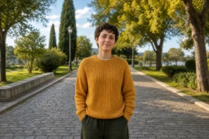 Personne en pull moutarde dans un parc urbain après avoir appris comment enlever un objet sur une photo.